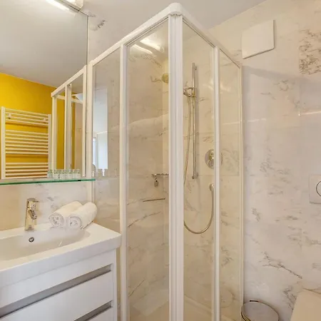 Alvarium Eins Apartment *